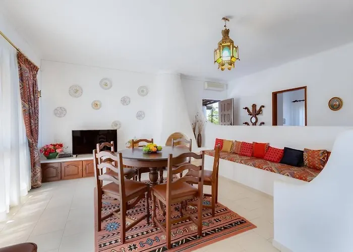 Villa Rosado - Moradia Para 6 Com Ac, Jardim A 5 Min Do Centro De Albufeira