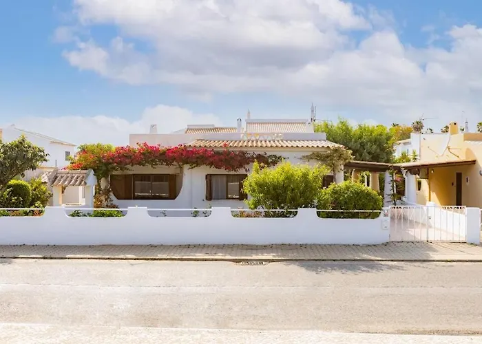 Villa Rosado - Moradia Para 6 Com Ac, Jardim A 5 Min Do Centro De Albufeira